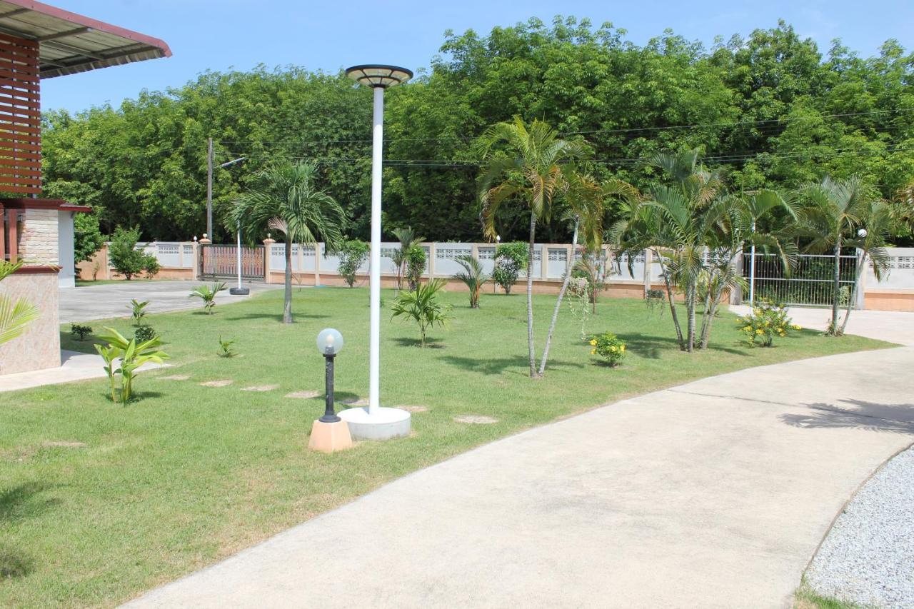Naluemon Village Fh 1 Rayong Exterior foto